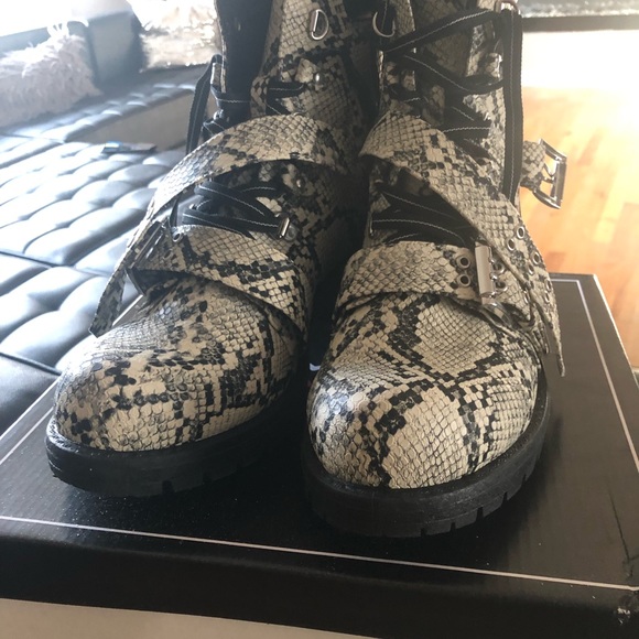 Snake skin look boots - Picture 2 of 6